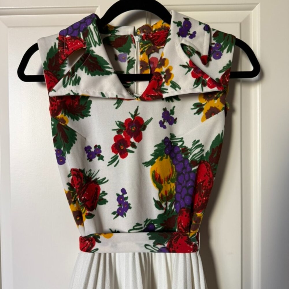 Vintage Fruit and Floral Sleeveless Dress with Collar and Pleated Skirt